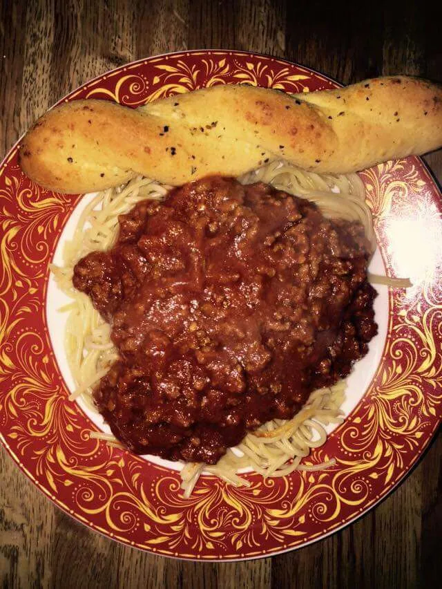 Snapdishの料理写真:spaghetti bolognaise with homemade garlic bread|CHUENCHAIさん