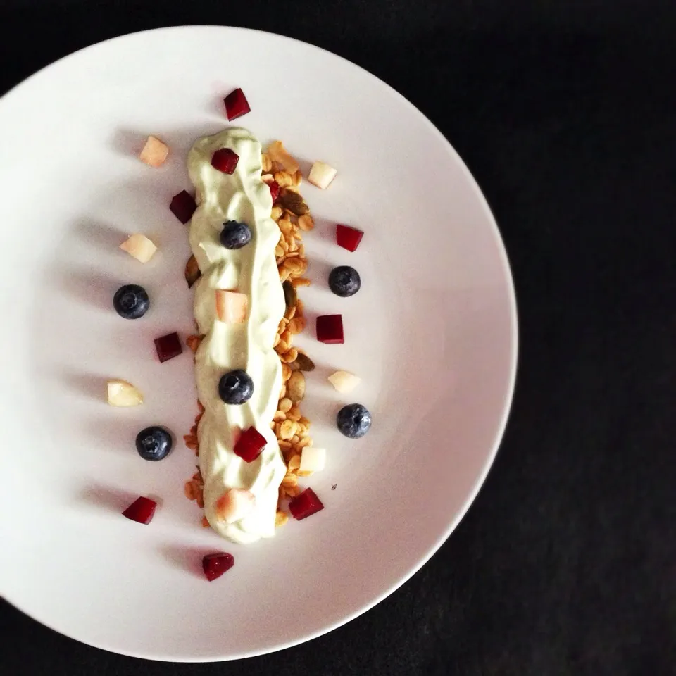 Breakfast of matcha Greek yogurt, homemade granola, donut peach, red plum & blueberries|coxiella24さん