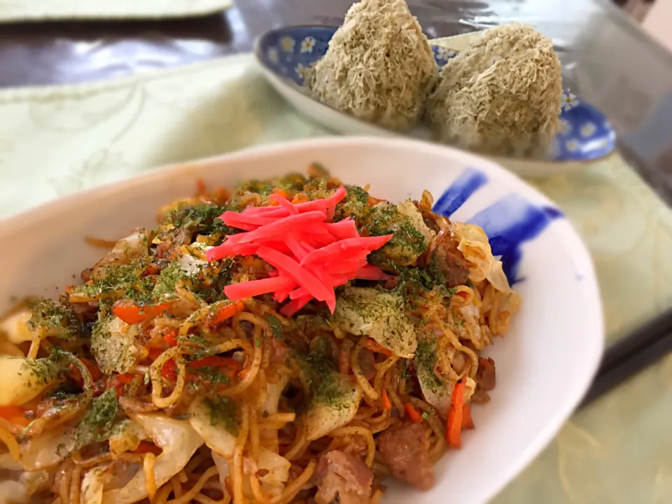 焼きそーば&とろろ昆布おにぎり♡|kazusaさん