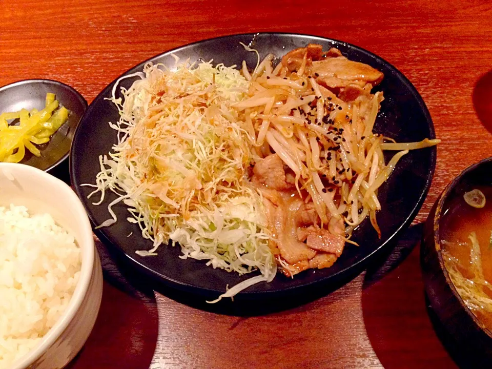 豚バラのバター醤油炒め定食800円也|秋山知隆さん