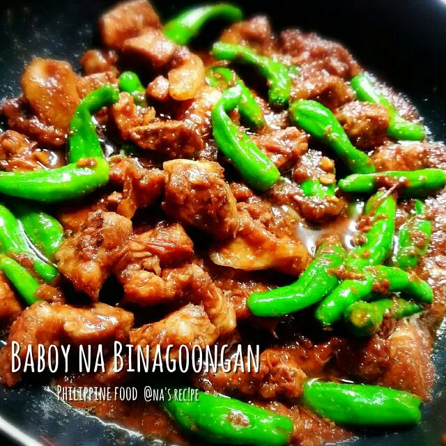 フィリピン料理、Baboy na Binagoongan(バブイ ナ ビナゴオンガァン)作りましたん👍
豚肉をカリカリになるまで炒めたら、トマトとニンニクと玉葱を入れてさらに炒めたらフィリピンの海老の塩辛(バゴオン)を入れて炒めるだけ❤
炊きたての御飯に乗せてモグモグモグ...あ～美味しぃ...幸せ～✨な気分になります|Kashimanakitchenさん