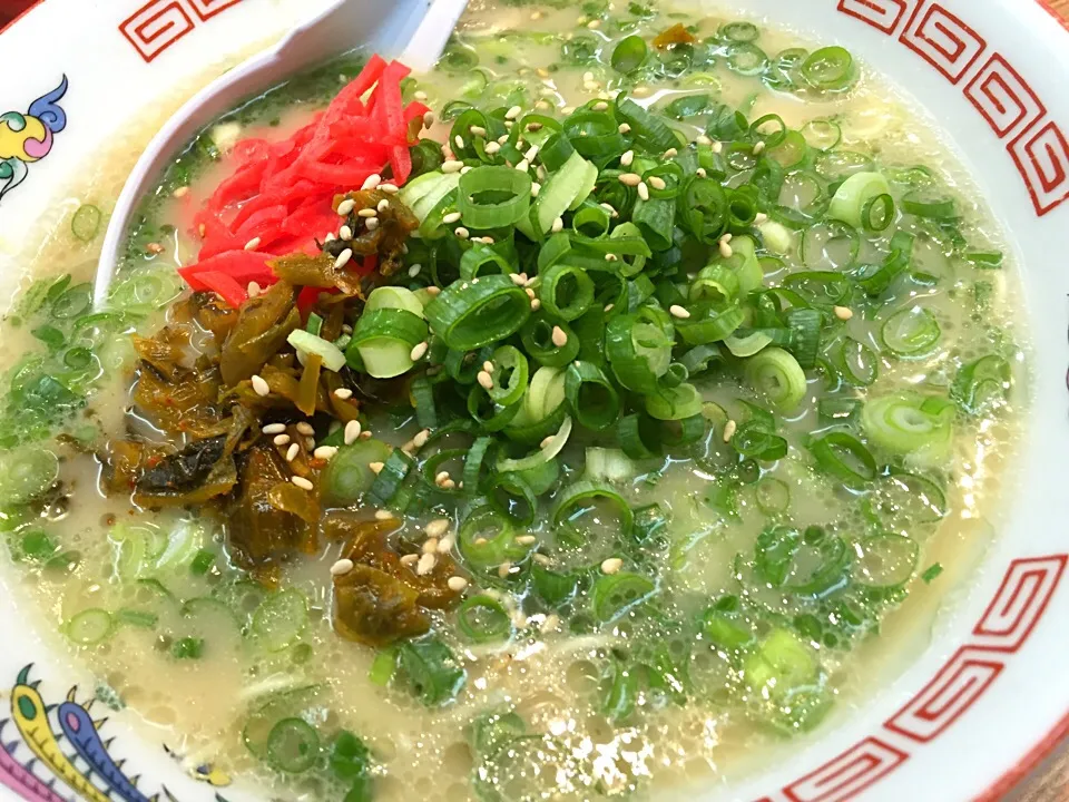 福岡治安撹乱の前に久しぶりの博多ラーメンを堪能🍜問題は…替玉してたら乗り換え列車に間に合わなった事ですわね✌️|にゃあ（芸名）さん