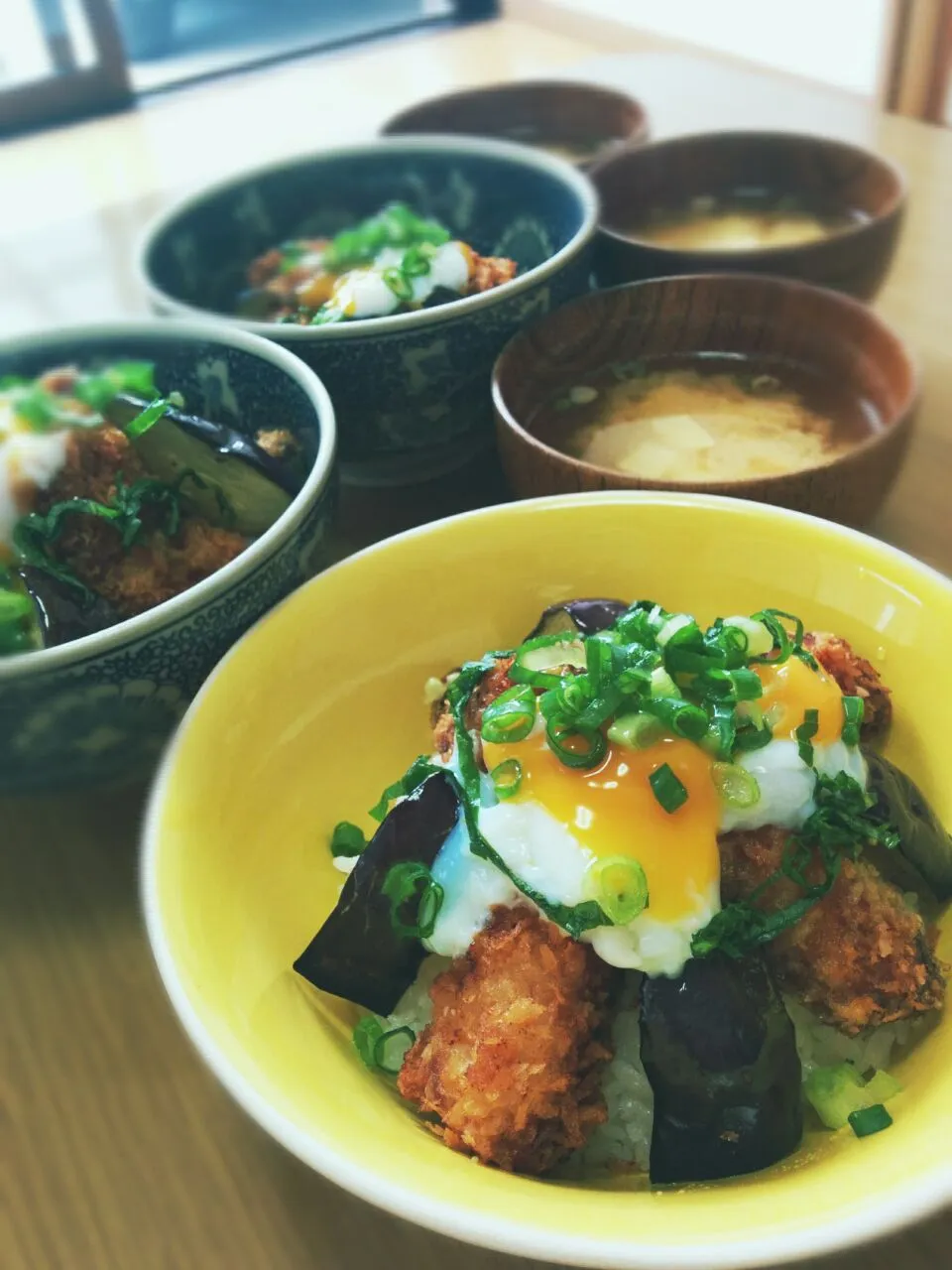 Snapdishの料理写真:夏休みのお昼ごはん*
       ～シイラと揚げ茄子丼～|ことり*さん