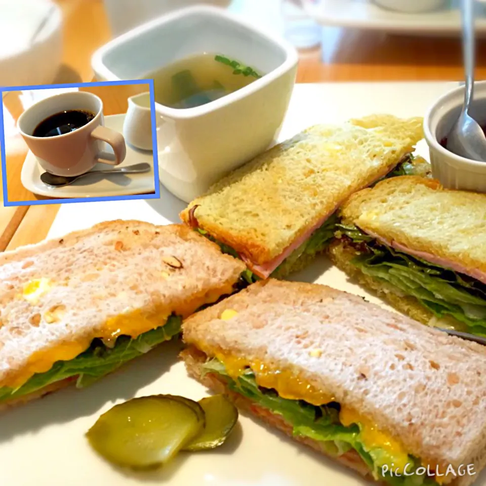 ★自然食カフェでブランチ！
自家製パンのサンドイッチプレート😋と☕️コーヒー😋
レタスにサーモンチーズとレタスにロースハム！|しんやさん