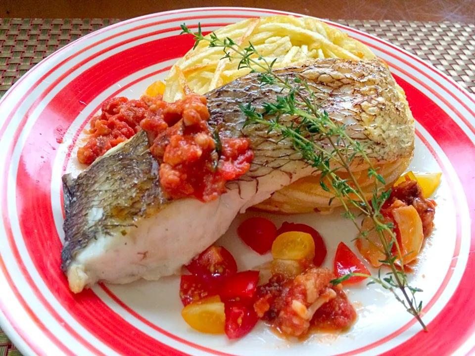 Orata alla griglia con Salsa pomodoro🐟ｵﾗｰﾀ  ｱｯﾗ ｸﾞﾘｯﾘｱ ｺﾝ ｻﾙｻ ﾎﾟﾓﾄﾞｰﾛ<鯛のｸﾞﾘﾙ ﾄﾏﾄｿｰｽ ｶﾞﾚｯﾄ添え>|🌈Ami🍻さん