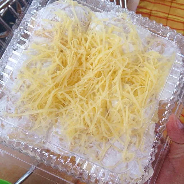 Snapdishの料理写真:Ensaymada というパンの一種。
普通はパンの上にチーズが載ってるんだけど、これはパッケージにパンを詰めた後でクリームを塗って、その上にチーズを盛ったって感じ。
なんか手抜きな感じだけど美味しかったからいいや。あー、でも、手がクリームだらけになって食べにくかったかな。|Kenny Hiraiさん