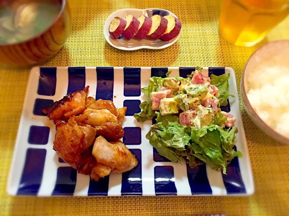 鶏モモ肉照り焼き、マグロとアボカドのサラダ、アサリのお味噌汁、蒸しサツマイモ|Akiko Furukawaさん