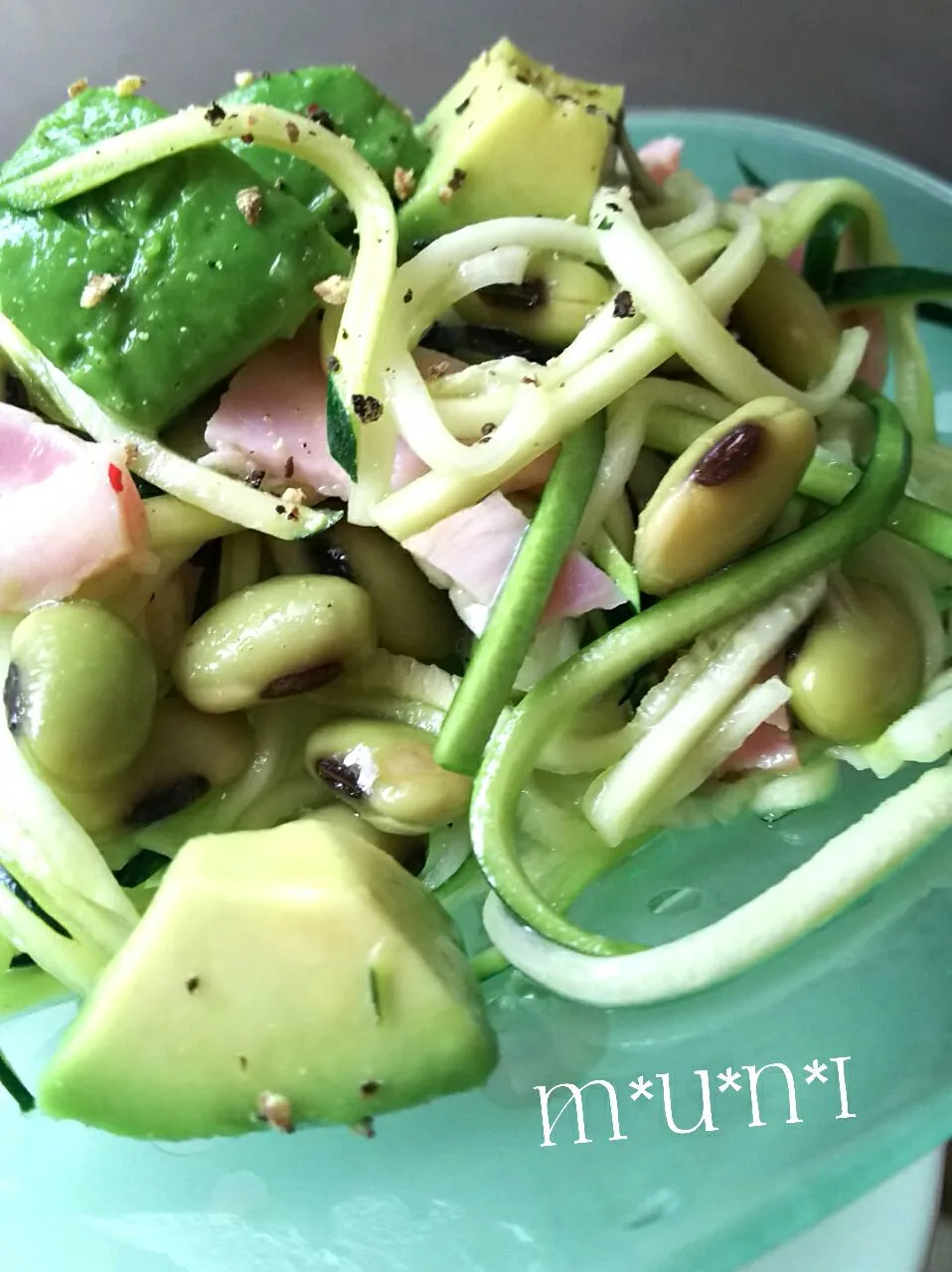 OMさんのRaw zucchini  noodle salad with avocado and edamame/アボカドと枝豆入り、ズッキーニ麺のサラダ|key♪さん