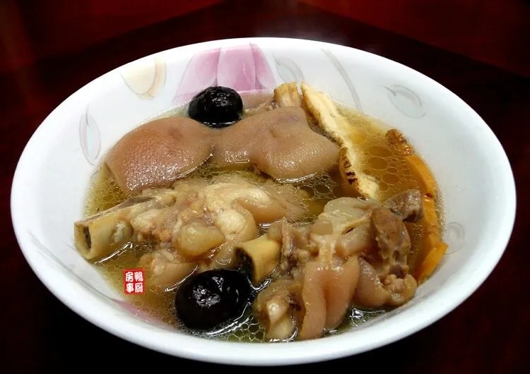 药膳猪蹄。。。pork knuckles in herbal wine sauce|steven z.y.さん