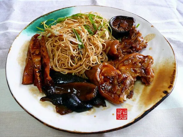 卤猪蹄捞面。。。braised pork knuckles with egg noodle|steven z.y.さん