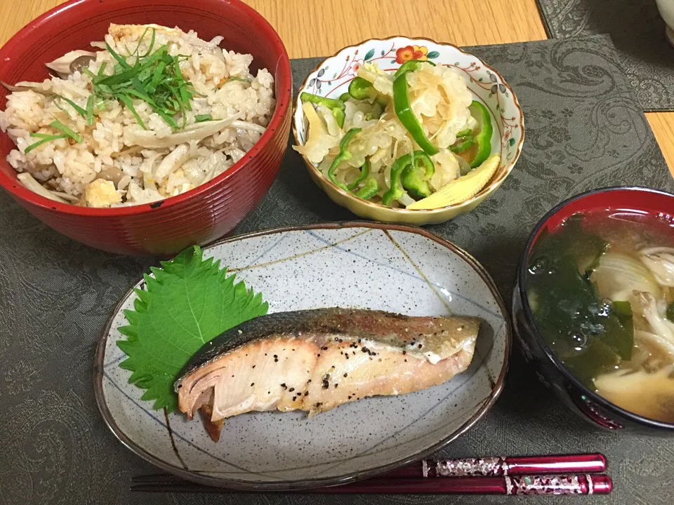 炊き込みご飯、鮭のレモンペッパー焼き、ホワイトゴーヤの甘酢和え、お味噌汁。|Angie44さん