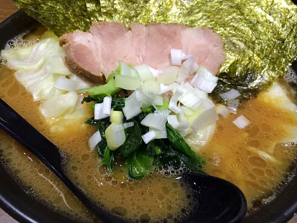 ラーメン 中盛り かため こいめ キャベツ のり|tecklさん