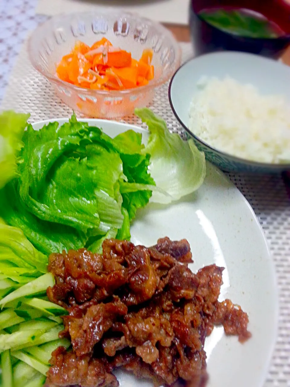 Snapdishの料理写真:牛肉のオイスターソース炒め～レタス包み～・にんじんのマリネ・小松菜と豆腐のスープ|なべちゃんさん