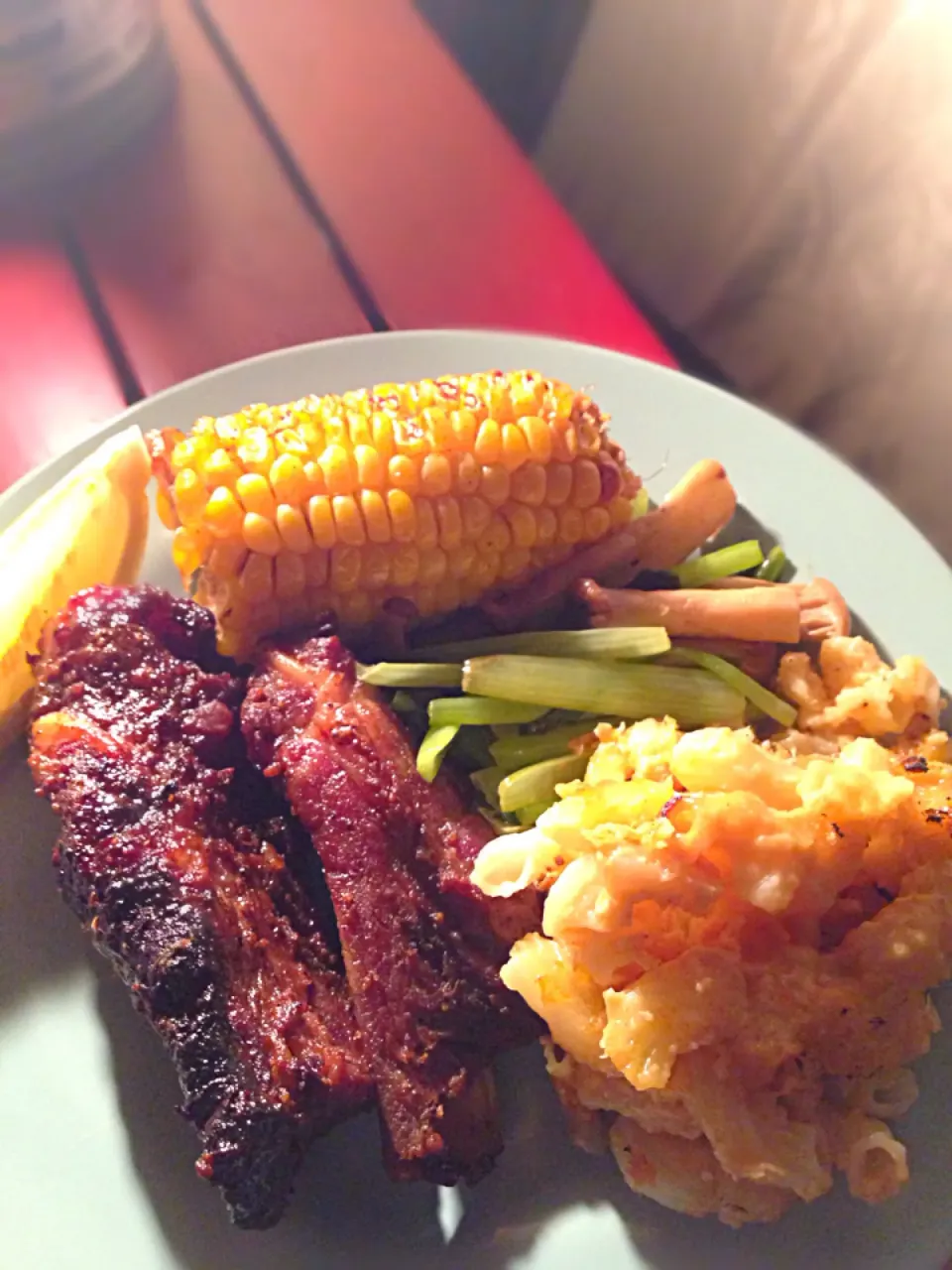 Smoked ribs with corn on the cobb, greens, and mac n cheese. 燻製スペアリブと焼きトウモロコシ、野菜ソテー、マックアンドチーズ|Funky Chefさん