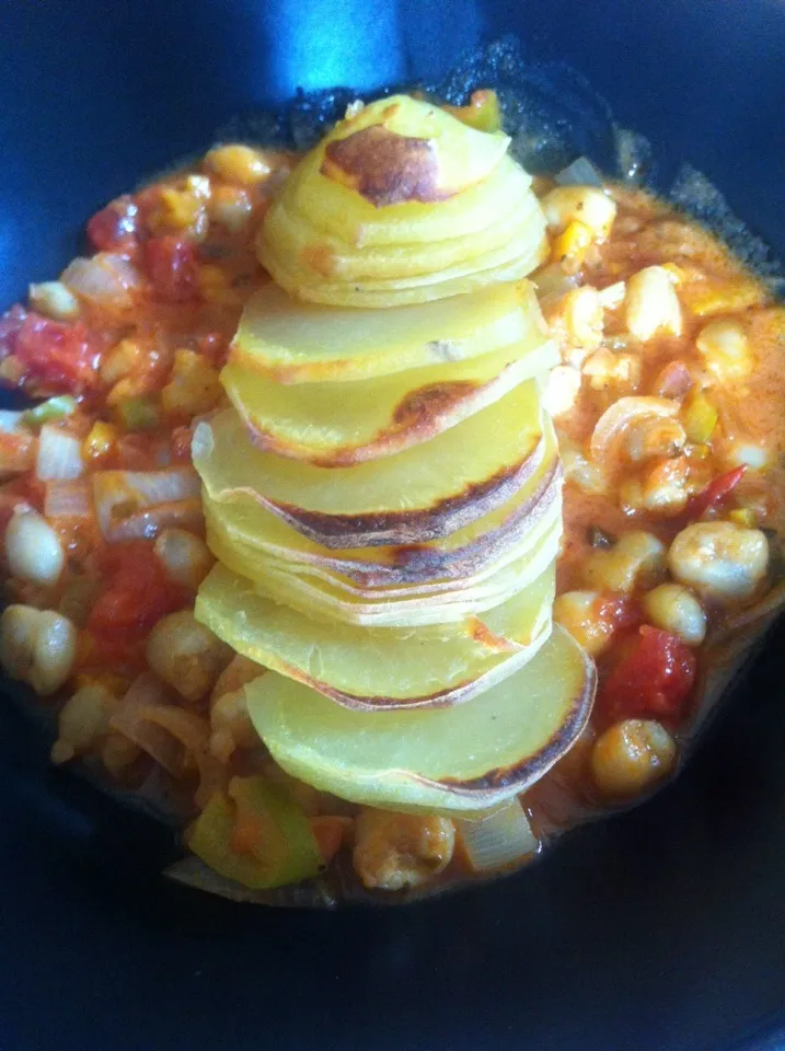 Petite Nage de Cuisses de Grenouilles au poivrons, Pommes de terre rôties, à la tomate et Piments d'#Espelette. Sweet pepper, tomatoes and Espelette Pimento Fro|PHILIPPEさん