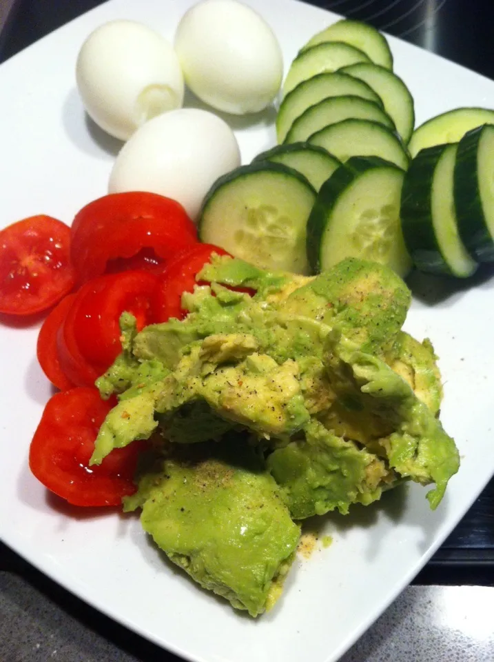 Boiled eggs, avocado, tomato and cucumber! 💃😍|🍓Jolejo🍓さん