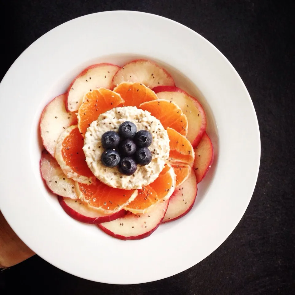 Yogurt-Peanut butter overnight oats with Cara Cara orange, donut peach, blueberries and chia seeds|coxiella24さん