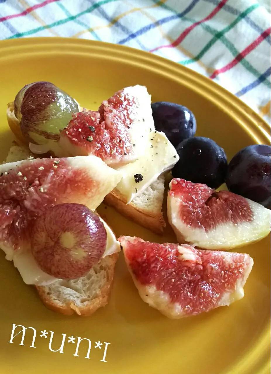 Snapdishの料理写真:OMさんのOpen sandwich of favorite fromage & seasonal fruit (homemade bagel,Gorgonzola & peach)|key♪さん