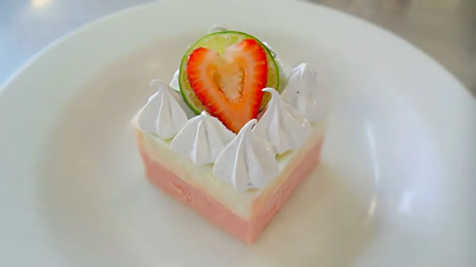 Snapdishの料理写真:Strawberry and lemon Mousse|Karin Bedoyaさん