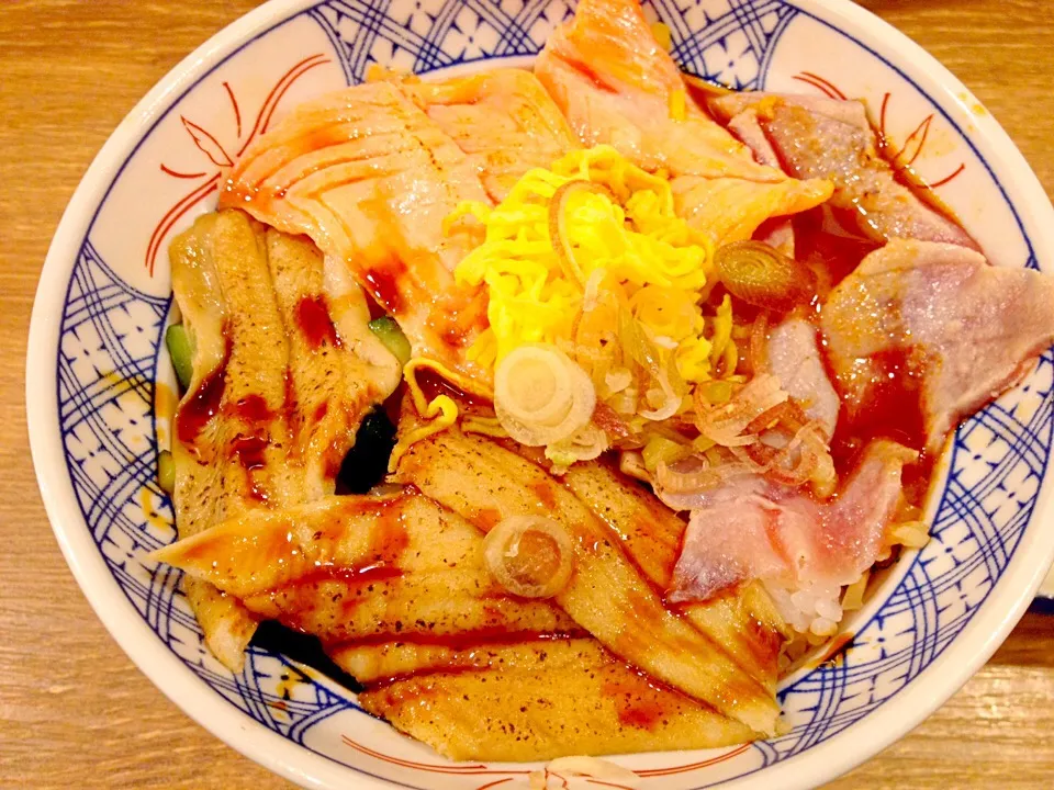 三色炙り丼730円也|秋山知隆さん