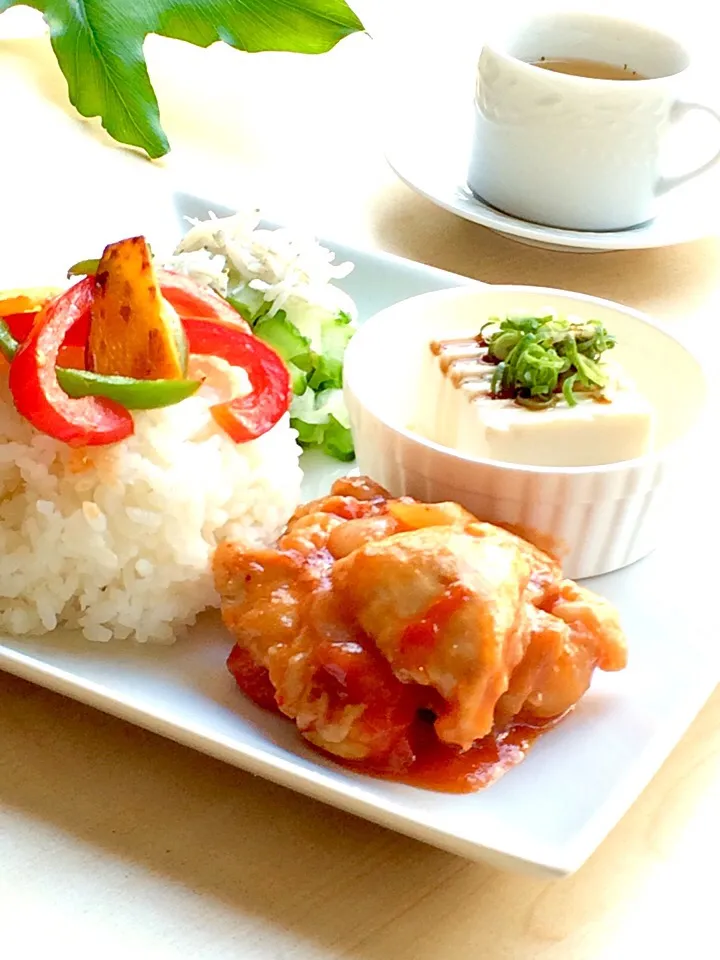 Chicken with tomato sauce, boiled bitter gourd and tofu チキンのトマト煮込み、ゴーヤのおひたし、豆腐の付け合わせ  #cflat #cafe #OSAKA|心斎橋  C Flat Cafeさん