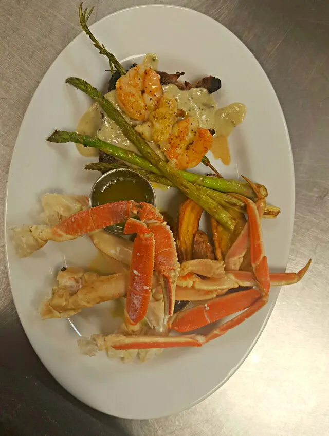 petite ribeye with a garlic gorgonzola cream sauce,shrimp and lobster rosemary skewer,trio roasted potatoes and crab legs|chef Charlesさん