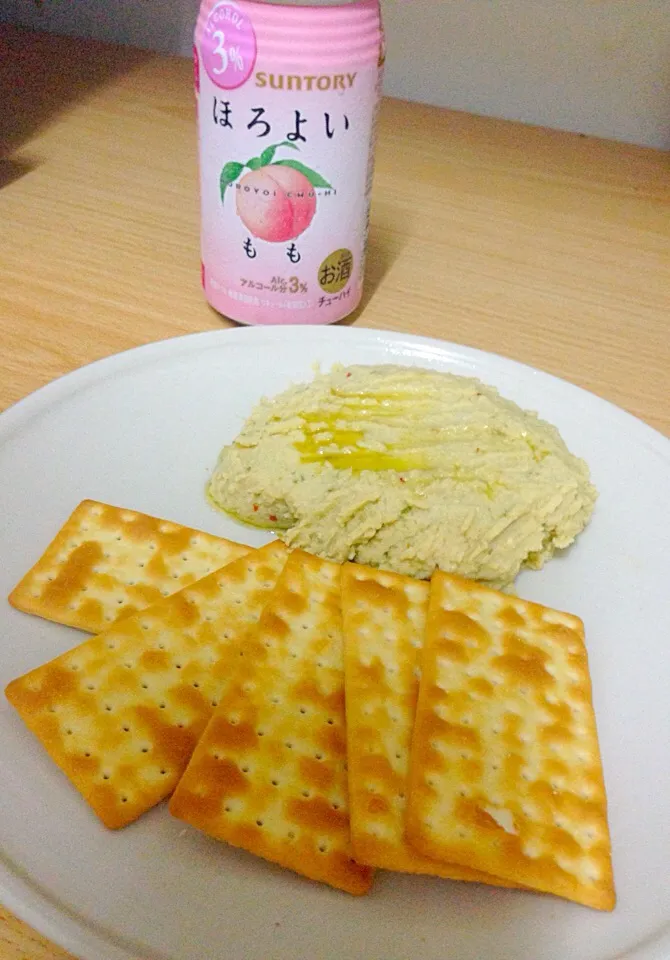 Hummus with crackers and peach cocktail|Emmaさん