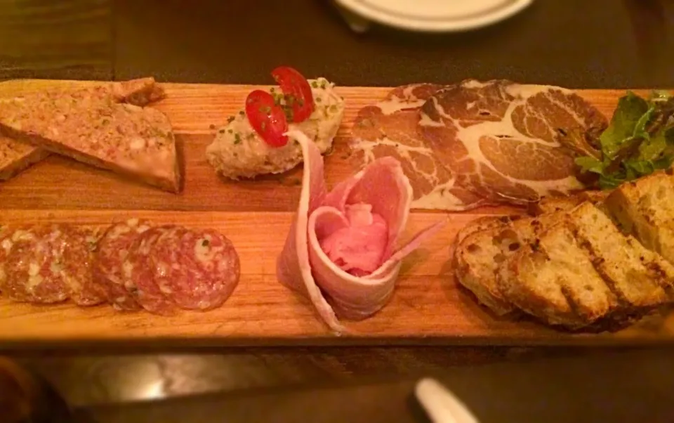 PLATE OF CHARCUTERIE 
tasting of pâté de campagnard, jambon de paris, rabbit rillettes, saucission sec, coppa, with sourdough toast|imashさん