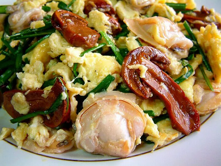 红松菇蛤蜊炒蛋。。。scrambled egg with pine mushroom and clams|steven z.y.さん