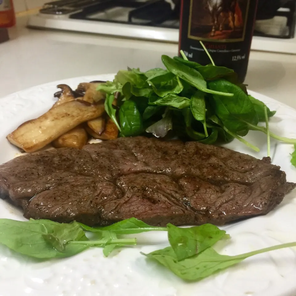 和牛ミスジ肉のステーキ。ワインはキャンティ。|織友さん