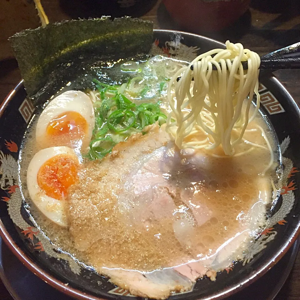 Snapdishの料理写真:とんこつ味玉ラーメン|maixx ใหม่さん