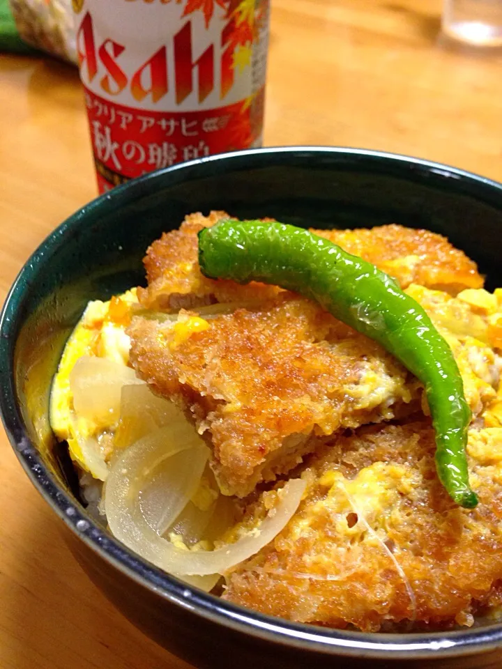 Snapdishの料理写真:カツ丼  揚げた青唐辛をのせたけど、全然辛くなかったのが残念😅|Yu Yu mamaさん