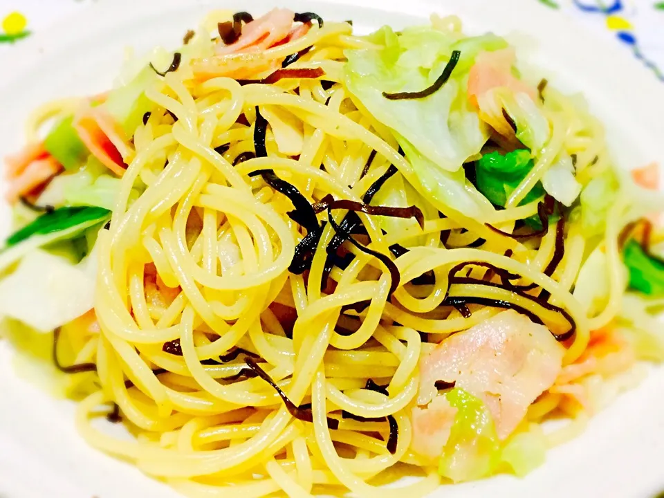 塩こんぶとキャベツ・ベーコンのパスタ😋|USO-8000さん