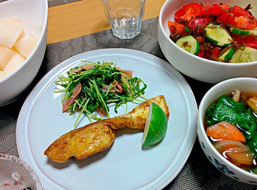 タラのカレームニエル、トマトとキュウリの塩昆布カボス和え、野菜とキノコのスープ|ねむねこさん