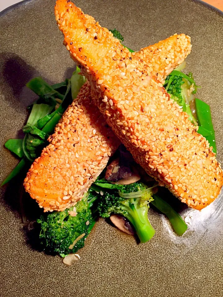 Sesame Crusted Salmon with Bok Choy, Broccoli, Mushroom + Snow Peas|Chrisy Hillさん