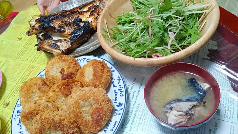 カレー三日目のカレーコロッケ☆サラダ☆鯛☆ヤズの味噌汁|みぽりんさん