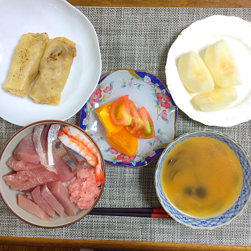 Snapdishの料理写真:27.8.22 鉄火丼、春巻き、トマト、しじみの味噌汁、梨|ponhoppelさん