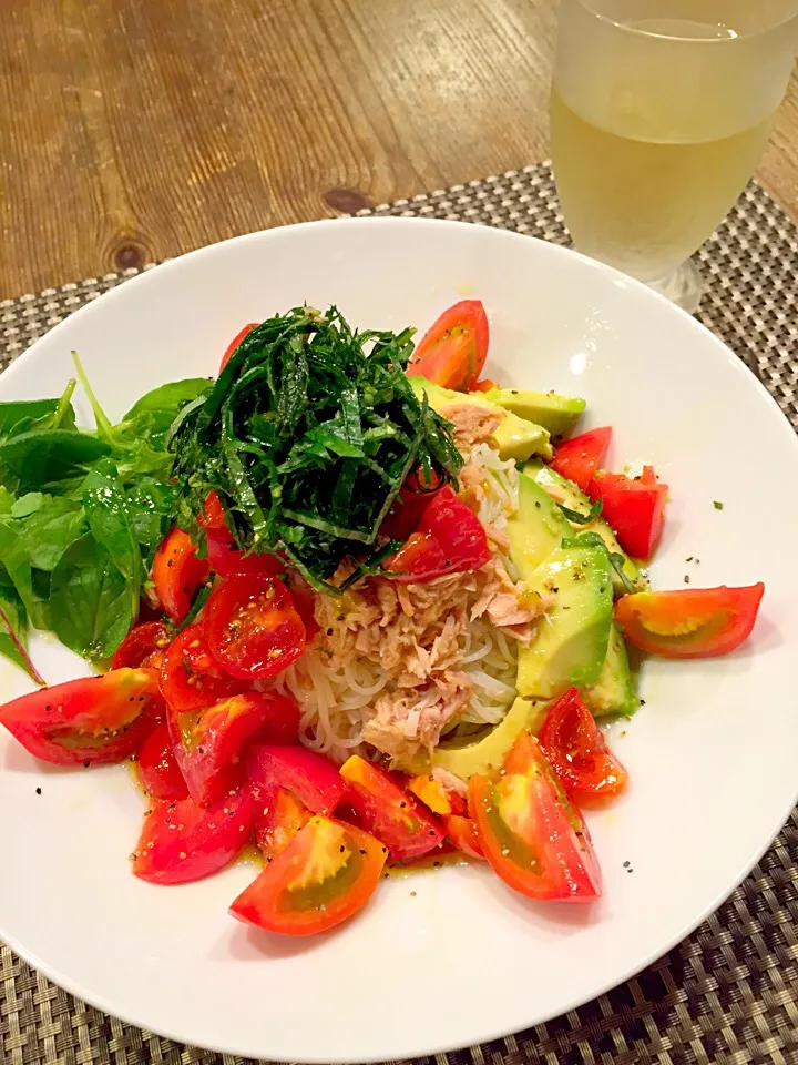 Snapdishの料理写真:1人ご飯💚トマトとツナ、アボカドの冷製パスタ風素麺🍅|まみりんごさん