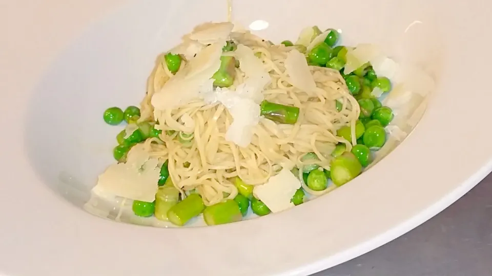 homemade vermicelli pasta with fried pea and asparagus tossed in truffle oil and finished with grana padano|Lewis Jonesさん