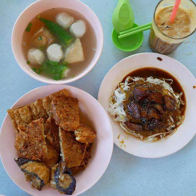 Snapdishの料理写真:yong tau fu and dry curry noodles for breakfast|CHUENCHAIさん