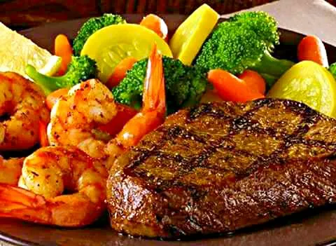 Beef Sirloin Steak W/ Garlic Shrimp And Vegetables|Sheila Harrisさん