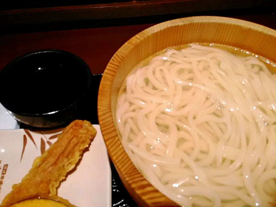 丸亀製麺の釜揚げうどん～(*´▽｀*)
大盛にちくわとカボチャの天ぷらつけたよ(ФωФ)ﾌﾌﾌ...|深夜特急fさん