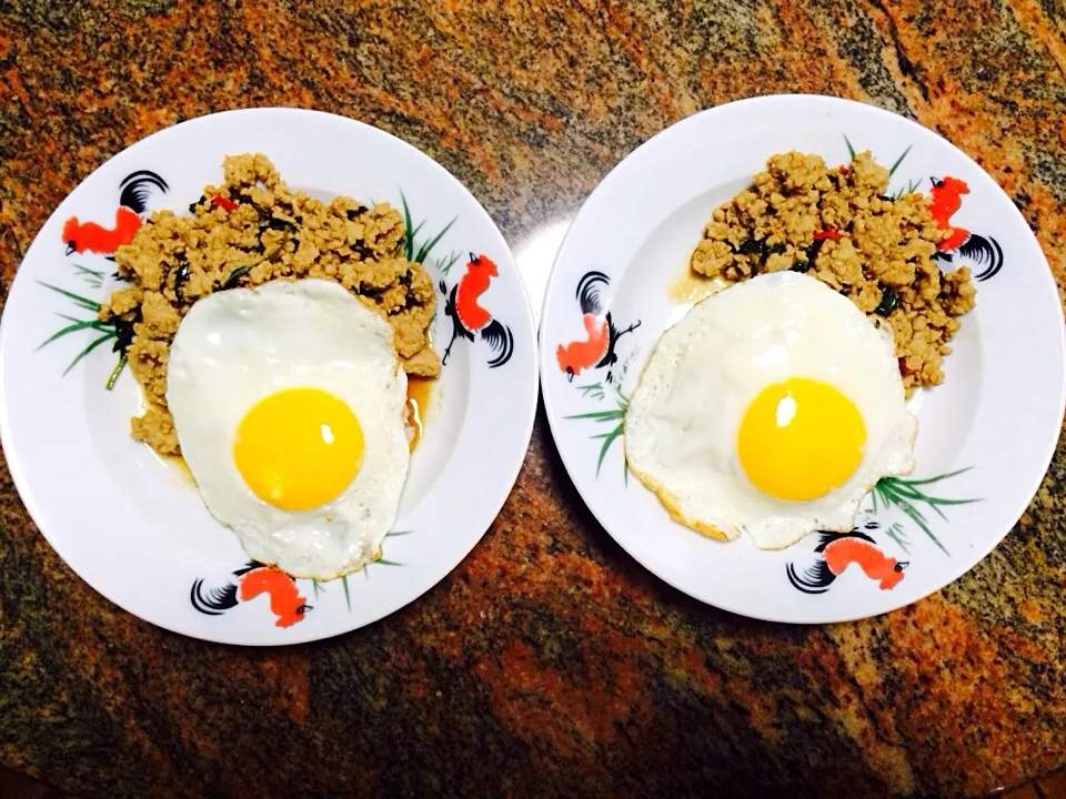 Stir fried basil pork with fried egg and white jasmine rice|gohyuchongさん