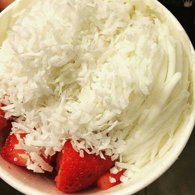 shaved pineapple ice with coconut and strawberry|CHUENCHAIさん