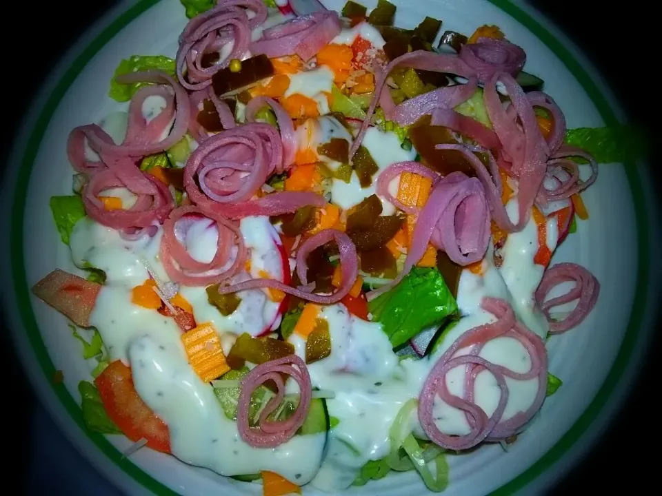 Green Two Cheese Salad with Sliced Honey Ham and Jalapenos covered with Ranch Dressing.|Juan Simmsさん