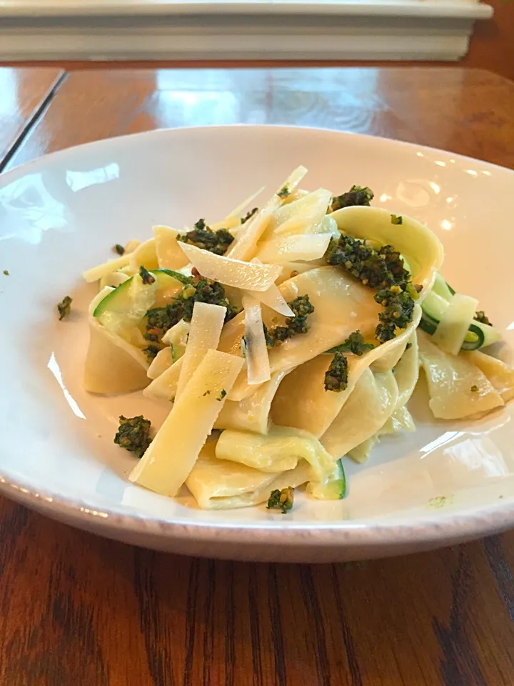 homemade parpadelle with zucchini and mint-pistachio pesto|Matthew Cashenさん