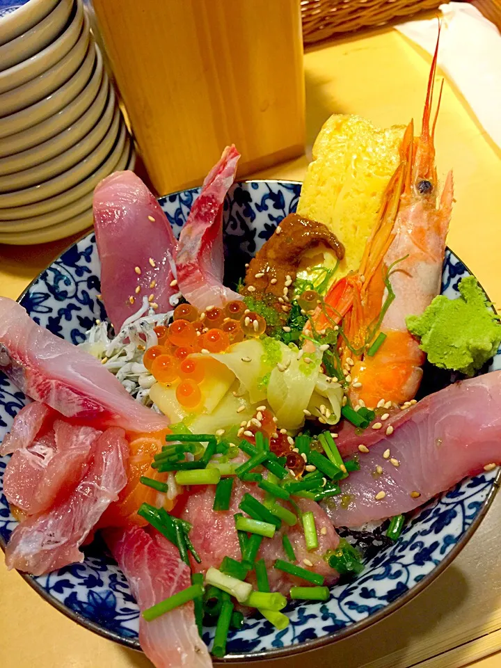 築地市場で”つきじ丼”  わさび風味のとびこ入り|ch＊K*∀o(^^*)♪さん