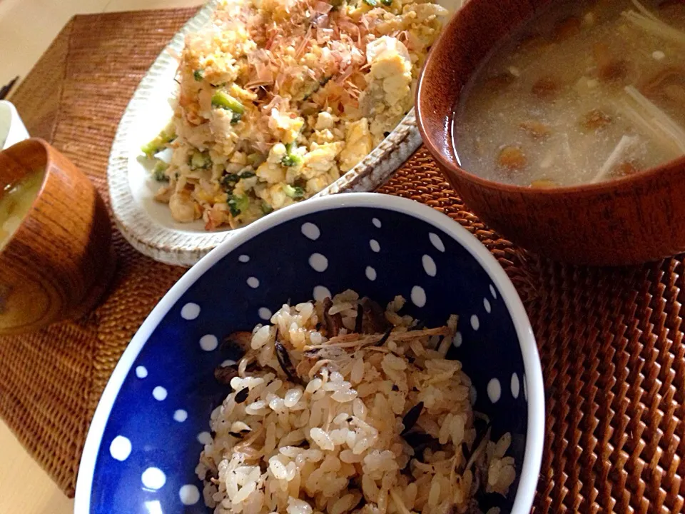 ひじきときのこの炊き込みご飯、ゴーヤチャンプル、きのこの味噌汁|林愛さん