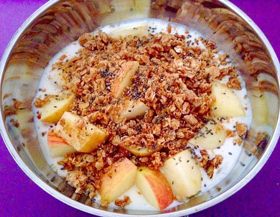 Vanilla honey ricotta topped with apple, granola and chia seeds|Emmaさん