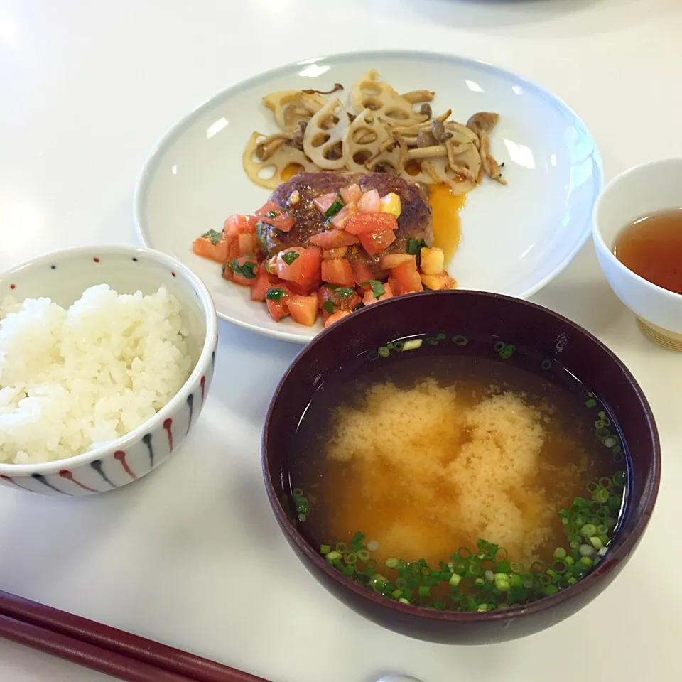 和風ハンバーグと秋野菜のソテー🍴|りょこさん